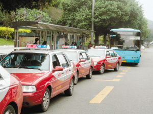 出租車違規(guī)占用公交站臺，監(jiān)管重拳出擊嚴懲不貸